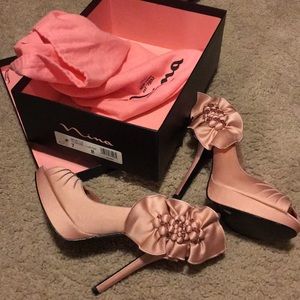 Nina Neva platform pumps. Tea rose color. Size 7M